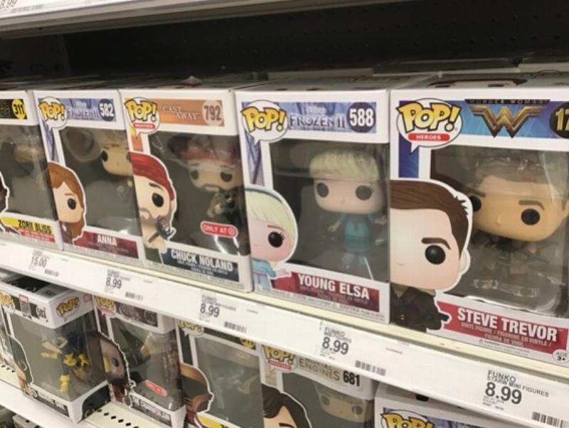 Un collectionneur passionne de pop figurine musique dans son espace dedie